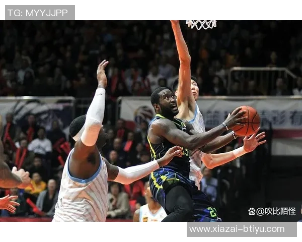 爱德华兹首节火力全开半场高效得分助球队继续进攻展现强大实力